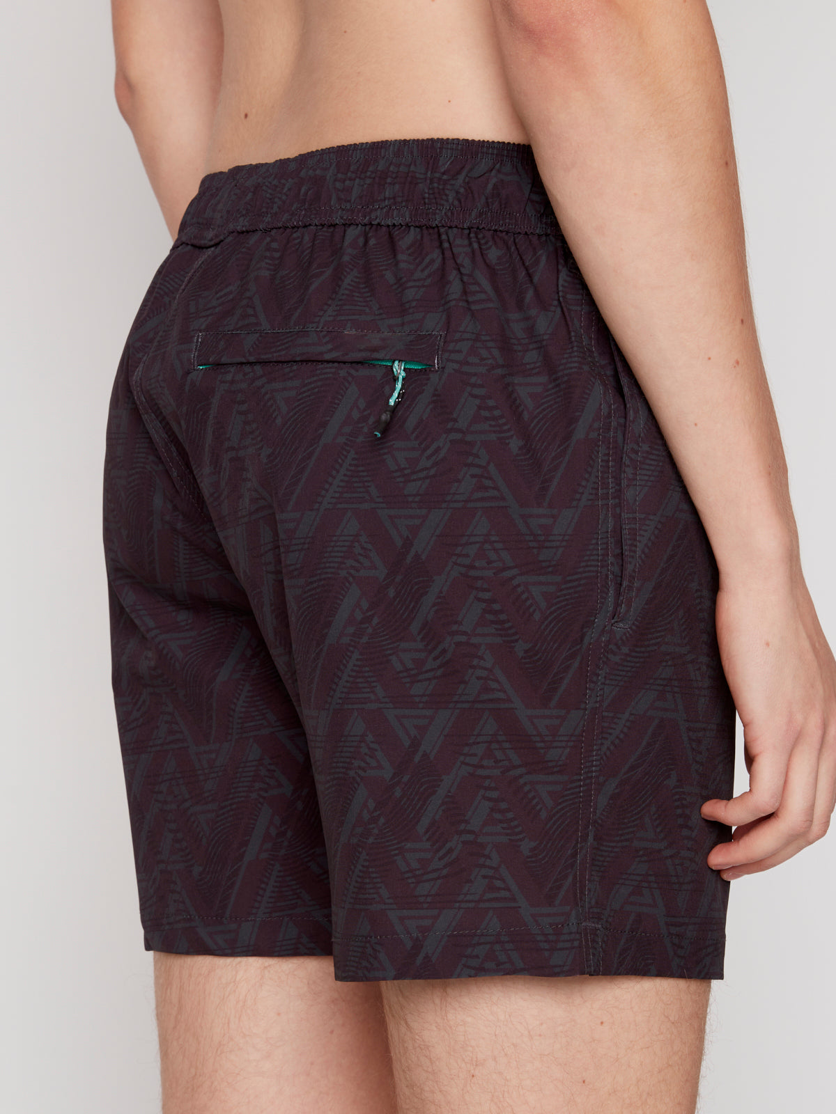 A person wearing Projek Raw BRYSON-CHARCOAL shorts.